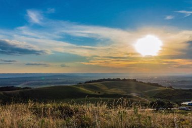 Arkasında bir dağ olan güzel bir manzara.