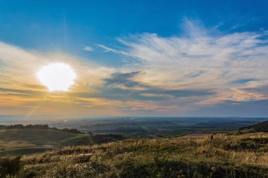 Bulutlu gökyüzü arka plan şaşırtıcı doğa manzaralı