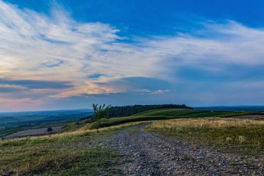Dağın üstünde güzel bir gün batımı