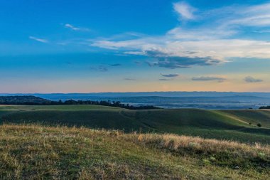Arkadaki dağ vadisinin güzel manzarası..