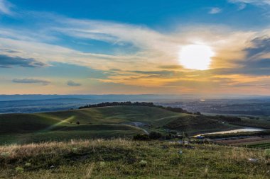 Dağ manzarasının üzerinde güzel bir gün batımı