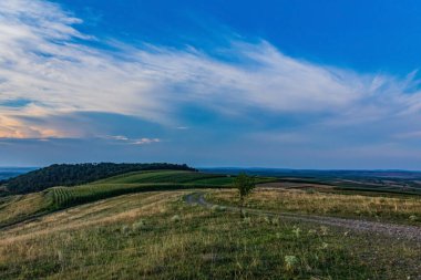 Dağları ve mavi gökyüzü olan güzel bir manzara.