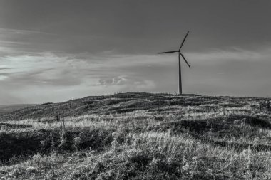 Dağlarda rüzgar türbini