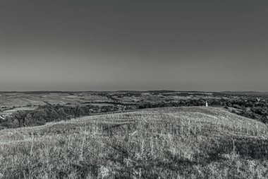 Güzel manzaranın siyah beyaz fotoğrafı.