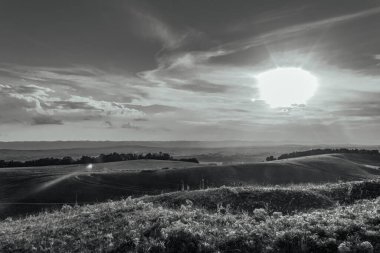 Arka planda bir dağ ile güzel bir gün batımı.