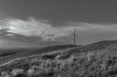 Dağlarda rüzgar türbini