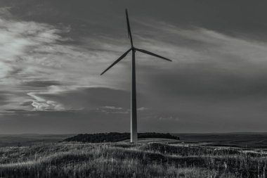 Dağlarda rüzgar türbini