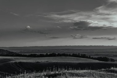 Dağlarda siyah beyaz bulutlar