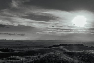 Bir tarlanın üzerinde güzel bir gün batımı