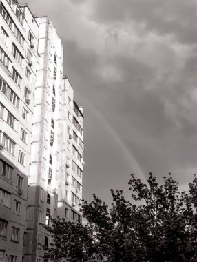 Modern binanın siyah beyaz fotoğrafı