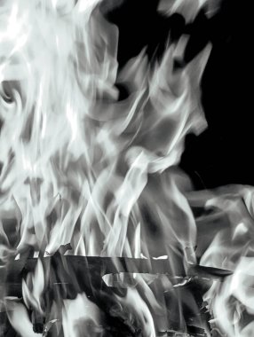 Kapat - siyah arkaplanda bir alevin yakın plan