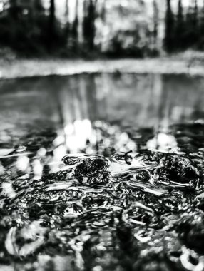 Siyah arkaplanda soyut su damlaları