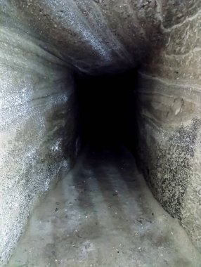 Şehirdeki yeraltı kuyusu.