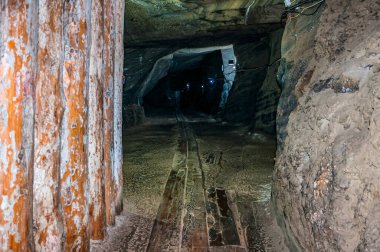 Altın ve gümüş külçeli yeraltı madeni