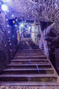 Bir sürü rengi ve ışığı olan yeraltı maden tüneli.