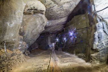 Dağlardaki yeraltı tüneli.