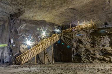 Yeraltı madeninin iç kısımlarında çok sayıda yeraltı madeni var.