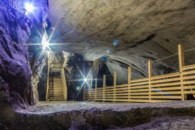 Dağlarda yeraltı mağaraları.