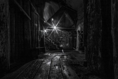 Geceleyin terk edilmiş fabrika