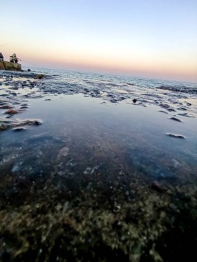 Denizin üzerinde güzel bir gün batımı