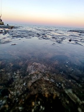 Taşlar ve dalgalarla dolu deniz kıyıları