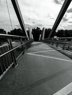 Modern bir köprünün siyah beyaz fotoğrafı