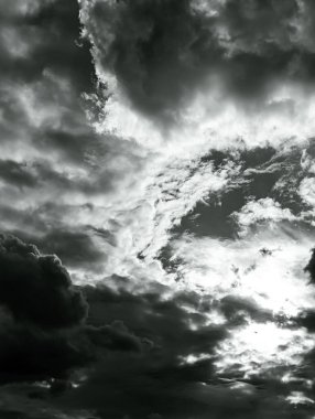 Siyah arkaplanda bulutlar