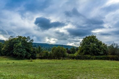Bulutlu gökyüzü ile güzel bir manzara