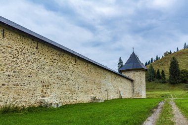Dağlardaki bir köyde ortaçağ kalesi