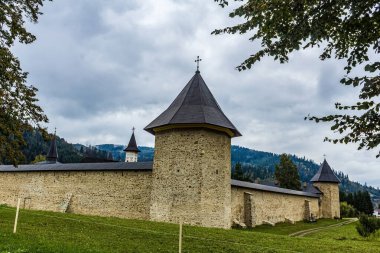 Köydeki eski ortaçağ kilisesi..