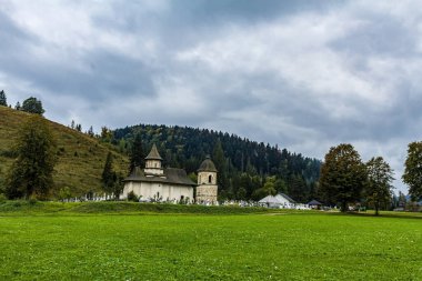 Dağlardaki kutsal üçlünün kilisesi.