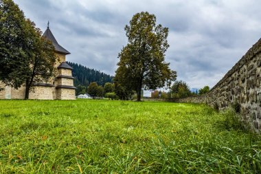 Dönüşüm Cumhuriyetinin dağlarındaki eski Bovv kasabasının Aziz George Kilisesi 'nin manzarası.