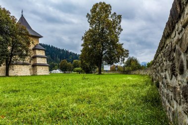 Dağlardaki ortaçağ şatosu