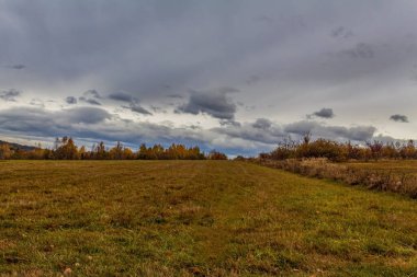 Bulutlu sonbahar manzarası