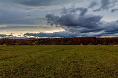 dramatik gökyüzü bulutlarla kaplı, renkli sonbahar manzarası