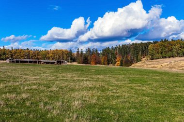 Dağlarda dağ yolu olan güzel bir manzara.