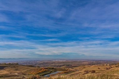 Tepenin tepesinden mavi gökyüzü manzarası