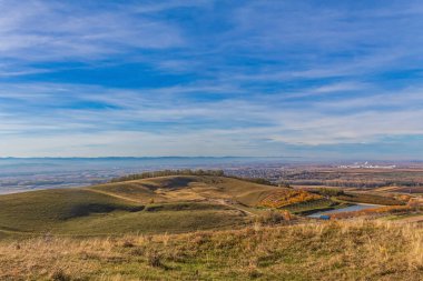 Renkli bulutlar ve mavi gökyüzü ile güzel sonbahar manzarası.