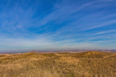 Mavi gökyüzü ile kışın kırsal manzarası