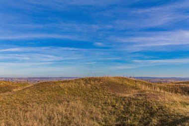 Mavi gökyüzünün altındaki antik kalıntıların güzel bir manzarasının dikey görüntüsü.