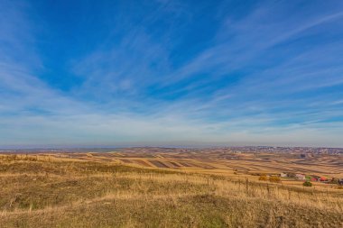 Mavi gökyüzü olan güzel bir manzara.