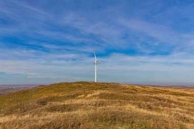 İrlanda kırsalındaki rüzgar türbinlerinin güzel bir manzarası.