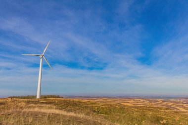 Yeşil çayır üzerinde rüzgar türbinleri