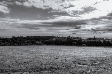 Eski bir kırsal bölgenin siyah beyaz fotoğrafı.
