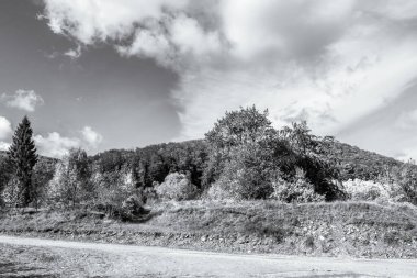 Dağları ve bulutları olan güzel bir manzara