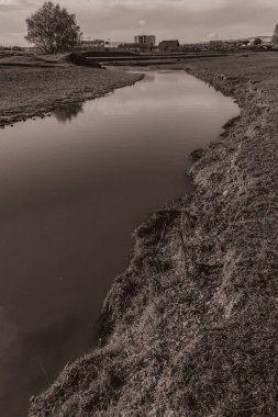 Kırsal kesimde güzel bir manzaranın siyah beyaz fotoğrafı.