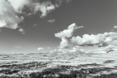 Dağların tepesinden gelen siyah beyaz karlı bir resim..