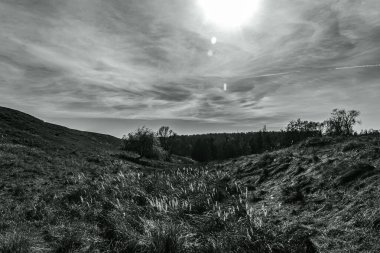 Karpatların tepelerinde siyah ve beyaz bulutlar