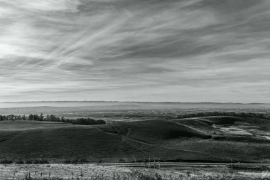 Arkasında bir dağ olan güzel bir manzara.