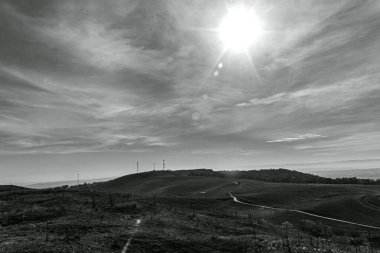Dağlarda dağları olan güzel bir manzara.